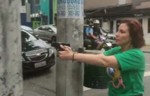 Carla Zambelli com arma de fogo na rua de São Paulo