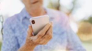 Idosa segurando um smartphone
